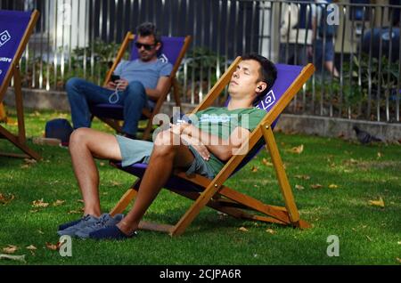 London, Großbritannien. September 2020. Sonne auf dem Trafalgar Square während der Hitzewelle. Kredit: JOHNNY ARMSTEAD/Alamy Live Nachrichten Stockfoto