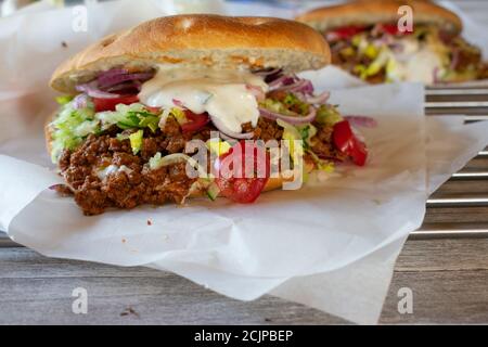 Fladenbrot mit Kebab Fleisch und Gemüse und Sauce Stockfoto