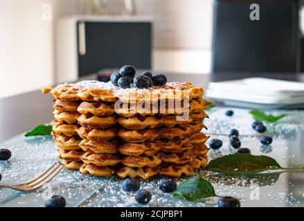 Hausgemachte Waffeln auf einem Tisch Stockfoto