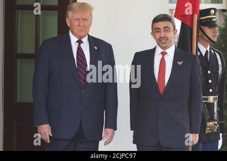 Washington, USA. September 2020. Präsident Donald Trump begrüßt seine Hoheit Sheikh Abdullah bin Zayed Al Nahyan, Minister für auswärtige Angelegenheiten und internationale Zusammenarbeit der Vereinigten Arabischen Emirate, im Vorfeld der Unterzeichnung des Abraham-Abkommens im Weißen Haus am Dienstag, 15. September 2020 in Washington, DC. (Foto von Oliver Contreras/SIPA USA) Quelle: SIPA USA/Alamy Live News Stockfoto