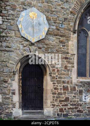 Alte Sonnenuhr außerhalb der Barnstaple Parish Church, North Devon, Großbritannien. Stockfoto