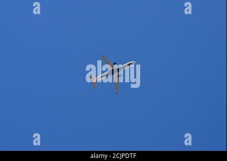 Kommerzielle Passagierflugzeuge hoch oben am Himmel, über New York City Stockfoto