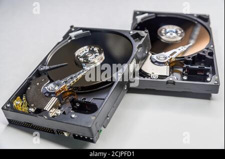 Altmodische, offene, mechanische Festplatten, isoliert auf weißem Hintergrund Stockfoto
