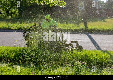 Detroit, Michigan - Arbeiter der Detroit Grounds Crew schneiden das Gras auf dem Gelände der Burbank School, einer von Dutzenden von geschlossenen öffentlichen Schulen i Stockfoto