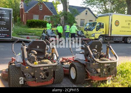 Detroit, Michigan - Arbeiter der Detroit Grounds Crew bereiten sich darauf vor, das Gras auf dem Gelände der Burbank School, eines von Dutzenden geschlossenen Publi, zu schneiden Stockfoto