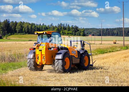 JCB 541-70 Loadall Teleskoplader auf Stoppeln Feld bereit, Strohballen an einem Tag des Herbstes zu sammeln. Salo, Finnland. 16. August 2020. Stockfoto