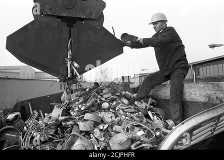 15. November 1984, Sachsen, Eilenburg: Im November 1984 wird an einer Sammelstelle für Sekundärrohstoffe des VEB Kombinat Sekundär-Rohstofferfassun (SERO) ein Container mit Altmetall verladen - Sammlung von Zeitungen; Pappe; Altpapier; Flaschen, Gläser, Lumpen; Altmetall. Genaues Datum der Sammlung nicht bekannt. Foto: Volkmar Heinz/dpa-Zentralbild/ZB Stockfoto