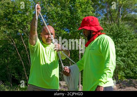 Detroit, Michigan - Arbeiter der Detroit Grounds Crew lernen, wie man die Seile benutzt, die sie brauchen, um tote oder unerwünschte Bäume abzureißen. Stockfoto