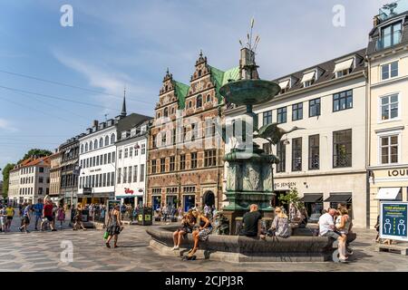 Storchenbrunnen auf dem zentralen Platz Amagertorv in Kopenhagen, Dänemark, Europa der Storchenbrunnen am Amagertorv Amager Platz im Zentrum von Copen Stockfoto