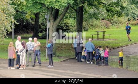 Glasgow, Schottland, UK, 15. September, 2020: UK Wetter: Sonnentag in der Stadt und kelvingrove Park sah die Regel der 6 und soziale Distanzierung ein Muster über die Stadt trotz des guten Wetters, die oft sah Gruppierung in der Vergangenheit, wenn auch möglicherweise bis zum Ende des Sommers und die Rückkehr von Schulen und Hochschulen diktiert. Quelle: Gerard Ferry/Alamy Live News Stockfoto