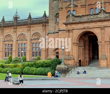 Glasgow, Schottland, UK, 15. September, 2020: UK Wetter: Sonniger Tag in der Stadt und kelvingrove Kunstgalerien Museum sah die Regel von 6 und soziale Distanzierung ein Muster über die Stadt trotz des guten Wetters, die oft sah Gruppierung in der Vergangenheit, Obwohl möglicherweise diktiert bis zum Ende des Sommers und die Rückkehr von Schulen und Hochschulen. Quelle: Gerard Ferry/Alamy Live News Stockfoto