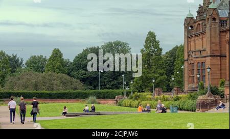 Glasgow, Schottland, UK, 15. September, 2020: UK Wetter: Sonniger Tag in der Stadt und kelvingrove Kunstgalerien Museum sah die Regel von 6 und soziale Distanzierung ein Muster über die Stadt trotz des guten Wetters, die oft sah Gruppierung in der Vergangenheit, Obwohl möglicherweise diktiert bis zum Ende des Sommers und die Rückkehr von Schulen und Hochschulen. Quelle: Gerard Ferry/Alamy Live News Stockfoto