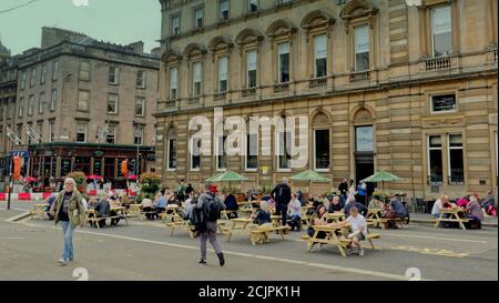 Glasgow, Schottland, UK, 15. September, 2020: UK Wetter: Sonniger Tag in der Stadt und der wetherspoons Pub ironisch genannt die Zählung housesaw die Regel von 6 und soziale Distanzierung ein Muster über die Stadt trotz des guten Wetters, die oft sah Gruppierung in der Vergangenheit, Obwohl möglicherweise diktiert bis zum Ende des Sommers und die Rückkehr von Schulen und Hochschulen. The Counting House in George Square Credit: Gerard Ferry/Alamy Live News Stockfoto