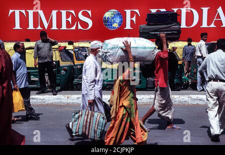 10.10.2003, Delhi, Indien, Asien - Hektik mit Menschen auf einer Straße in der Nähe des Neu-Delhi Bahnhof im Zentrum der indischen Hauptstadt. Stockfoto