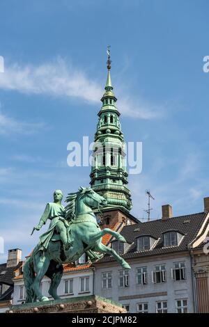 Reiterstatue von Absalon und der Turm der St.-Nikolaus-Kirche auf dem zentralen Platz Højbro Plads in Kopenhagen, Dänemark, Europa Stockfoto