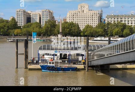 Das Festival Pier Flussboot Service auf dem Southbank der Themse. London Stockfoto