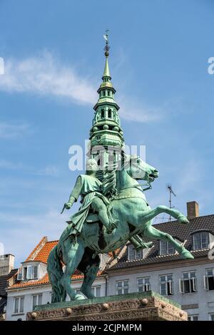 Reiterstatue von Absalon und der Turm der St.-Nikolaus-Kirche auf dem zentralen Platz Højbro Plads in Kopenhagen, Dänemark, Europa Stockfoto