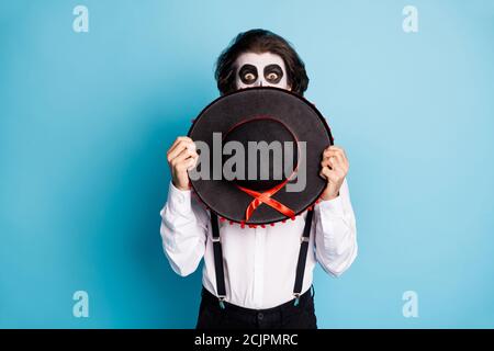 Porträt seines er nobel imposanten verblüfften verängstigten Kerl Gentleman Fremder versteckt Gesicht hinter sombrero gruseligen Karneval isoliert hell Lebhaft Stockfoto