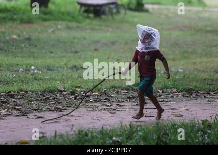 Dhaka, Dhaka, Bangladesch. September 2020. Ein Straßenkind trägt eine Tasche aus Polyethylen wie eine Maske, während es in einem Park spielt. Kredit: MD. Rakibul Hasan/ZUMA Wire/Alamy Live Nachrichten Stockfoto