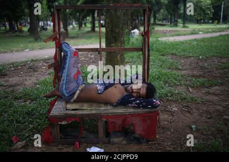 Dhaka, Dhaka, Bangladesch. September 2020. Während der COVID-19-Pandemie schläft ein Mann in einem Park in dhaka auf einem zerbrochenen Sofa. Kredit: MD. Rakibul Hasan/ZUMA Wire/Alamy Live Nachrichten Stockfoto