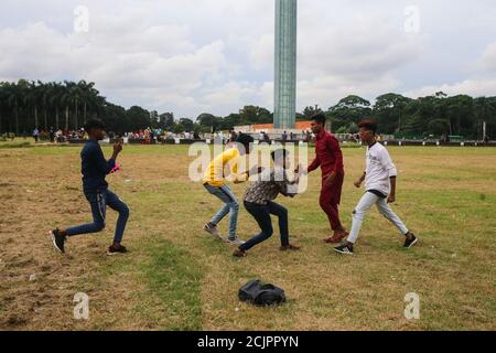 Dhaka, Dhaka, Bangladesch. September 2020. Junge Jungen drehen in einem Park in Dhaka ein Video von 'tiktok'. TikTok ist ein Video-Sharing Social-Networking-Service, der sehr beliebt auf der ganzen Welt. Es wurde wegen unangemessener Inhalte in Indien verboten. Kredit: MD. Rakibul Hasan/ZUMA Wire/Alamy Live Nachrichten Stockfoto