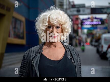 Hamburg, Deutschland. September 2020. Lilo Wanders, Travestie-Künstlerin, steht auf der Großen Freiheit im Hamburger Stadtteil St. Pauli. Wanders feiert am 22. September 2020 seinen 65. Geburtstag. Quelle: Axel Heimken/dpa/Alamy Live News Stockfoto