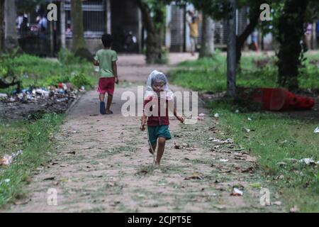 Dhaka, Dhaka, Bangladesch. September 2020. Ein Straßenkind trägt eine Tasche aus Polyethylen wie eine Maske, während es in einem Park spielt. Kredit: MD. Rakibul Hasan/ZUMA Wire/Alamy Live Nachrichten Stockfoto