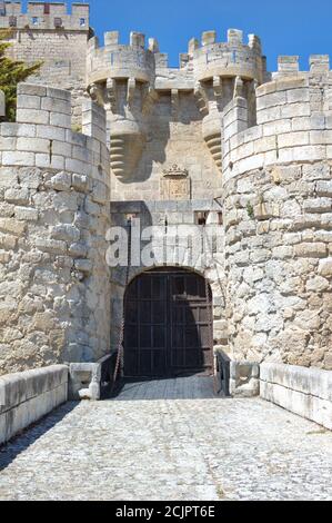 Gotischer Stil Burg zwischen dem dreizehnten und fünfzehnten Jahrhundert erbaut, befindet sich im Dorf Ampudia (Palencia, Kastilien und Leon, Spanien). Decla Stockfoto