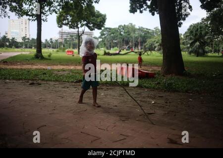 Dhaka, Dhaka, Bangladesch. September 2020. Ein Straßenkind trägt eine Tasche aus Polyethylen wie eine Maske, während es in einem Park spielt. Kredit: MD. Rakibul Hasan/ZUMA Wire/Alamy Live Nachrichten Stockfoto