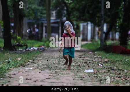 Dhaka, Dhaka, Bangladesch. September 2020. Ein Straßenkind trägt eine Tasche aus Polyethylen wie eine Maske, während es in einem Park spielt. Kredit: MD. Rakibul Hasan/ZUMA Wire/Alamy Live Nachrichten Stockfoto