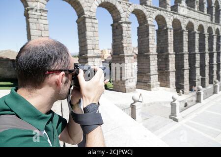 Fotograf, der ein Bild vom Aquädukt von Segovia, Kastilien und Leon, Spanien macht Stockfoto