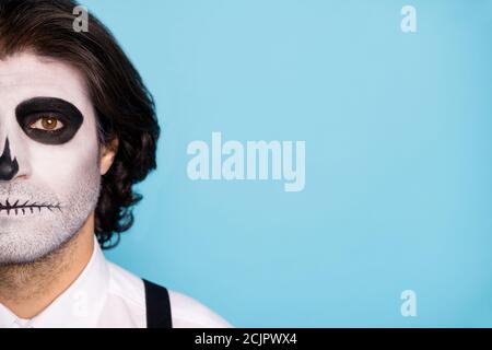 Nahaufnahme abgeschnitten Halbgesichtsansicht Porträt von seinem er nett Gut aussehend ernst gemalt Kerl dämonische Make-up festliche Kopie leer Platz isoliert Stockfoto
