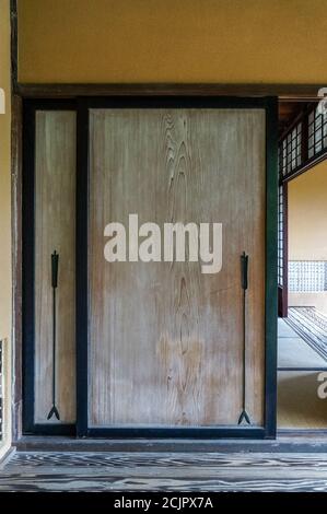 Holzschiebetüren im Shoiken Teahouse, Kaiserliche Villa Katsura Stockfoto