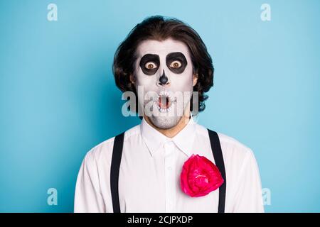 Nahaufnahme Porträt von seinem er hübsch schön wunderte sich Brunet erstaunt Kerl trägt eleganten Look böse diabolische dämonische Make-up Santa Muerte Isoliert über Stockfoto