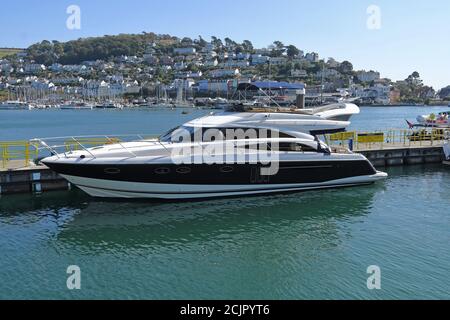 September 2020. Luxuscruiser auf See, der auf einem schwimmenden Ponton in Dartmouth Harbour in Großbritannien festgemacht ist. Bildnachweis Robert Timoney/Alamy/ Stockfoto