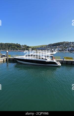 September 2020. Luxuscruiser auf See, der auf einem schwimmenden Ponton in Dartmouth Harbour in Großbritannien festgemacht ist. Bildnachweis Robert Timoney/Alamy/ Stockfoto