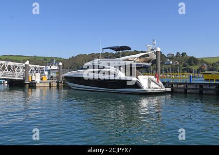 September 2020. Luxuscruiser auf See, der auf einem schwimmenden Ponton in Dartmouth Harbour in Großbritannien festgemacht ist. Bildnachweis Robert Timoney/Alamy/ Stockfoto