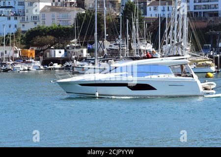 September 2020. Luxuscruiser auf See, der auf einem schwimmenden Ponton in Dartmouth Harbour in Großbritannien festgemacht ist. Bildnachweis Robert Timoney/Alamy/ Stockfoto