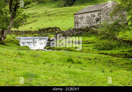 Wasserfall und Dales Scheune in Cray, einem kleinen Vorposten auf der Straße von Upper Wharfedale nach Bishopdale im Yorkshire Dales National Park. Stockfoto