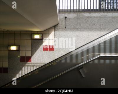 Rolltreppe geht in einem Gebäude Stockfoto