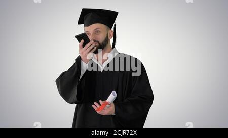 Reifer Mann Student macht Lautsprecher Anruf auf Gradient Stockfoto