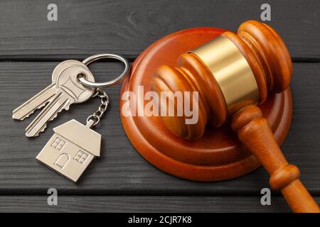 Nach der Scheidung zu Hause. Eigenschaftsbereich. Richter Gavel und Hausschlüssel. Kauf oder Verkauf eines Hauses durch Auktion. Stockfoto