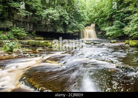 Der Wasserfall bei West Burton in Bishopdale, in der Nähe seiner Lage zu Wensleydale. Die Wasserfälle sind auch als Cauldron Falls und West Burton Waterfall bekannt. Stockfoto