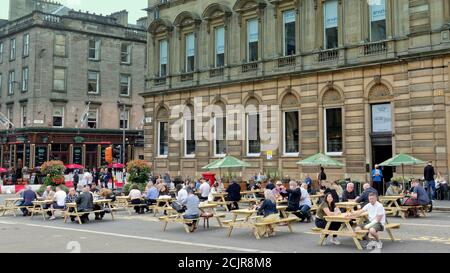 Glasgow, Schottland, UK, 15. September, 2020: UK Wetter: Sonniger Tag in der Stadt und der wetherspoons Pub ironisch nannte das Zählen Haus die Regel von 6 und soziale Distanzierung ein Muster über die Stadt trotz des guten Wetters, die oft sah Gruppierung in der Vergangenheit, Obwohl möglicherweise diktiert bis zum Ende des Sommers und die Rückkehr von Schulen und Hochschulen. The Counting House in George Square Credit: Gerard Ferry/Alamy Live News Stockfoto