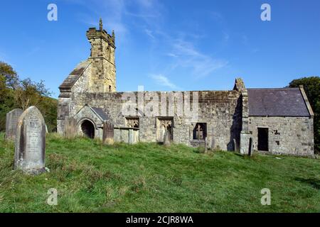 Ruinen der mittelalterlichen Kirche St. Martins in Wharram Percy in North Yorkshire im Vereinigten Königreich. Site stammt aus dem späten 12. Jahrhundert. Stockfoto