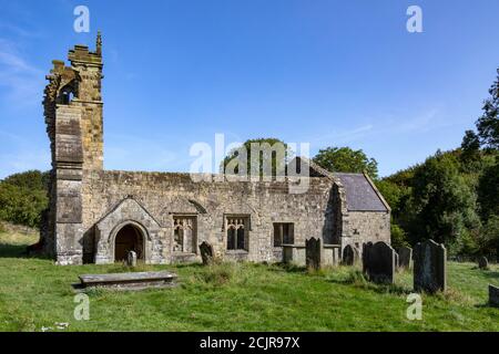 Ruinen der mittelalterlichen Kirche St. Martins in Wharram Percy in North Yorkshire im Vereinigten Königreich. Site stammt aus dem späten 12. Jahrhundert. Stockfoto