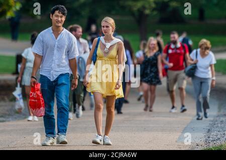 London, Großbritannien. September 2020. Nicht viele Menschen tragen Masken - genießen Sie einen weiteren ungewöhnlich warmen Tag im Green Park als Coronavirus Lockdown Maßnahmen sind auf dem Voranstieg. Kredit: Guy Bell/Alamy Live Nachrichten Stockfoto