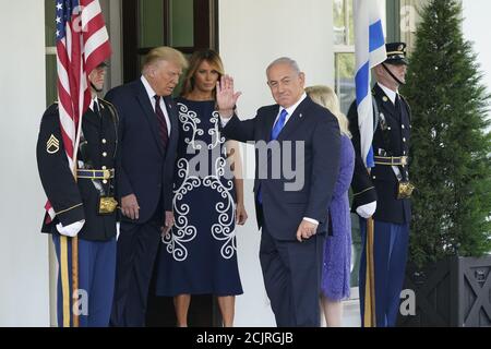 Washington DC, USA. September 2020. Präsident Donald J. Trump und First Lady Melania Trump heißen am Dienstag, den 15. September 2020, den israelischen Ministerpräsidenten Benjamin Netanjahu und seine Frau Sara im Weißen Haus in Washington, DC willkommen. Netanjahu ist in Washington, um das Abraham-Abkommen, einen Friedensvertrag zwischen Israel und den Vereinigten Arabischen Emiraten und eine Absichtserklärung zu unterzeichnen, um Frieden mit Bahrain zu schließen. Kredit: UPI/Alamy Live Nachrichten Stockfoto