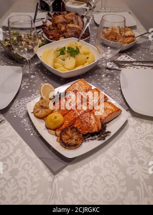 Vertikale Aufnahme eines Tisches voller Essen und Geschirr Stockfoto