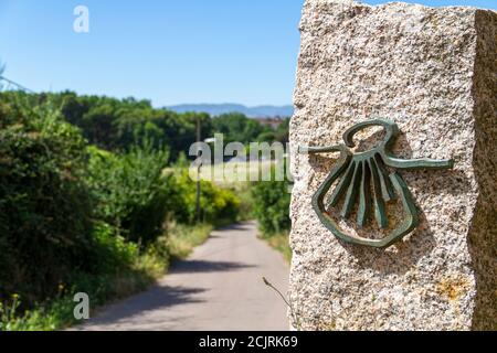 Die Jakobsmuschel, die den Weg in den Camino markiert De Santiago (Jakobsweg) Stockfoto